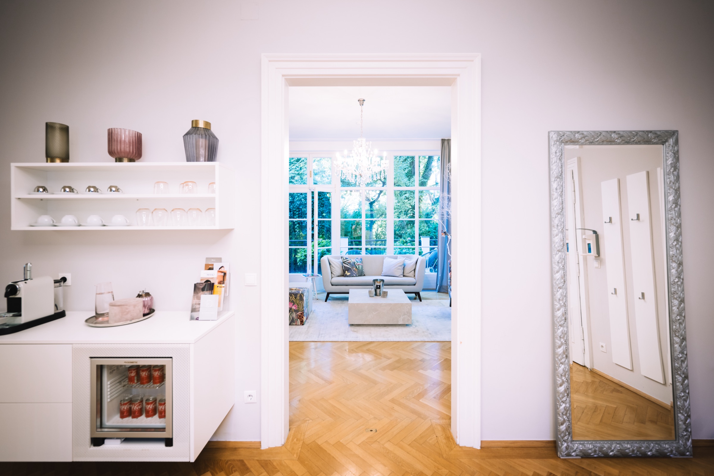 Warteraum mit Blick in den Therapieraum, Praxis 1180 Wien